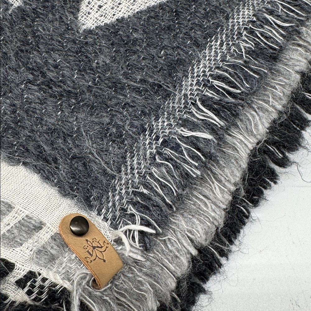 Mackage scarf - Picture 4 of 4